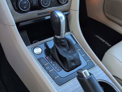 Used 2018 Volkswagen Passat 2.0T SE image 34