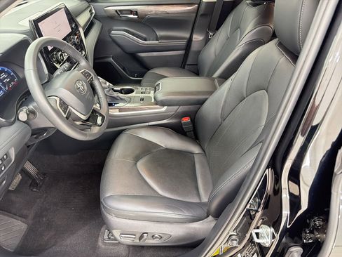 Used 2024 Toyota Highlander Limited image 5