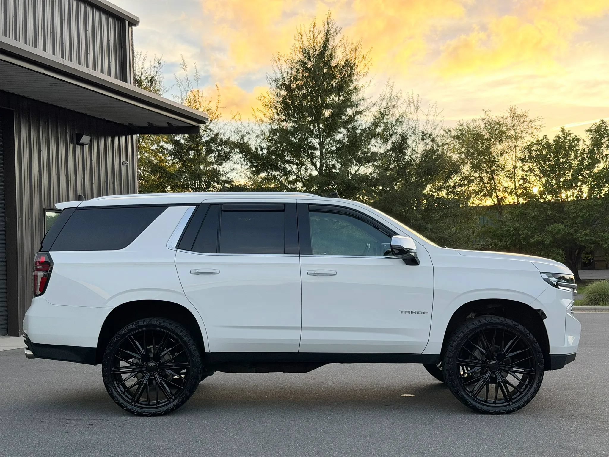 Used 2021 Chevrolet Tahoe Premier w/ Premium Package AWD/4WD image 2