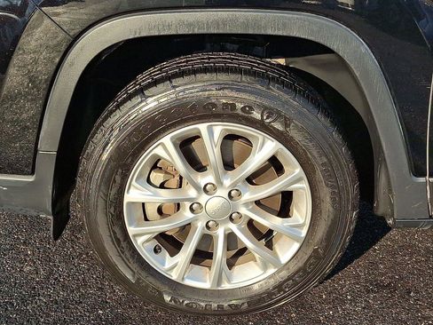 Used 2019 Jeep Cherokee Latitude w/ Cold Weather Group image 9