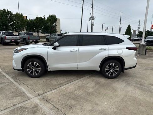 Certified 2024 Toyota Highlander XLE AWD/4WD image 1