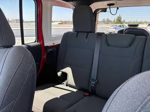 Used 2025 Jeep Wrangler Unlimited Sahara AWD/4WD image 38