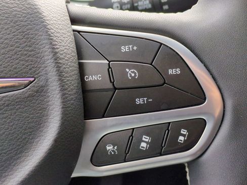 Used 2025 Chrysler Pacifica Select image 21