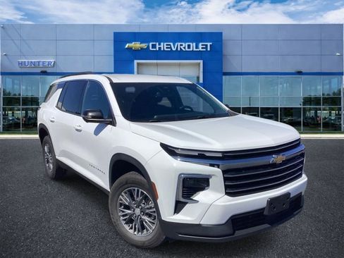 Used 2024 Chevrolet Traverse LT FWD image 1