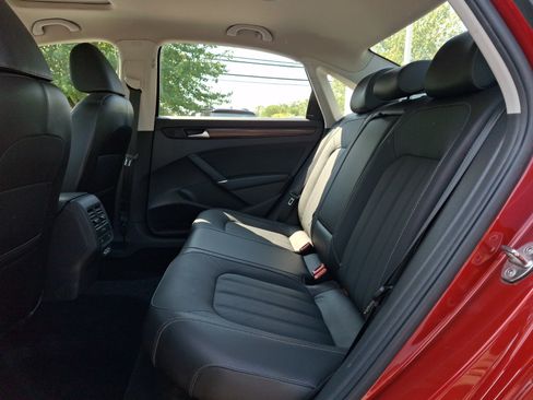 Certified 2022 Volkswagen Passat 2.0T FWD image 11