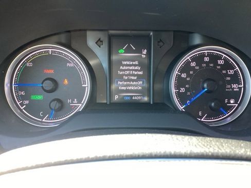 Used 2022 Toyota Venza LE image 17