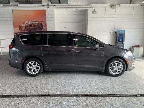 Used 2019 Chrysler Pacifica Touring Plus w/ Tire & Wheel Group FWD image 12