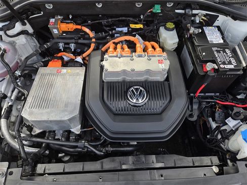 Used 2016 Volkswagen e-Golf SEL Premium w/ Driver Assistance Package image 25