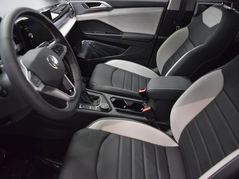 New 2025 Volkswagen Taos SEL image 4