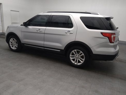 Used 2017 Ford Explorer XLT image 3