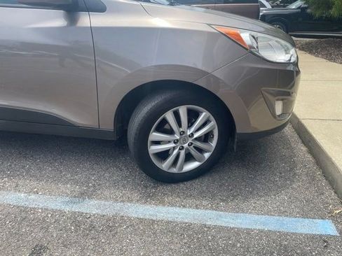 Used 2010 Hyundai Tucson Limited AWD/4WD image 12
