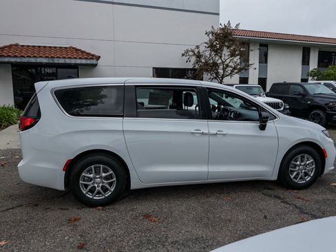New 2026 Chrysler Pacifica Select image 6