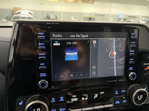 Used 2021 Toyota Highlander XLE AWD/4WD image 20