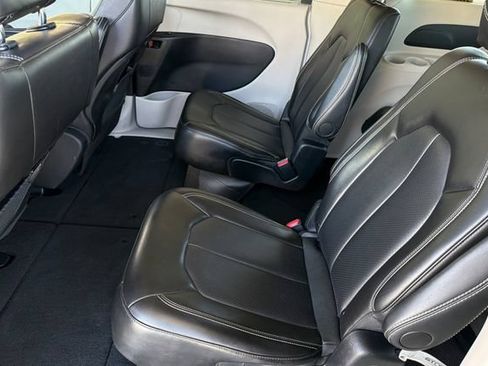 Used 2024 Chrysler Pacifica Touring-L FWD image 13