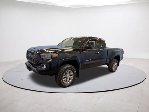 Used 2017 Toyota Tacoma 4x4 Access Cab image 3