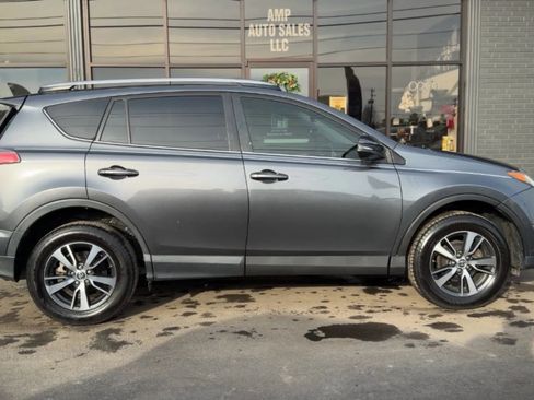Used 2018 Toyota RAV4 XLE image 2