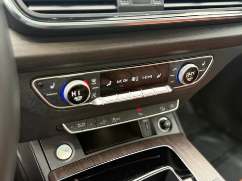 Used 2023 Audi Q5 e Premium w/ Convenience Package image 16