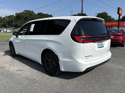 Used 2024 Chrysler Pacifica Limited FWD image 3
