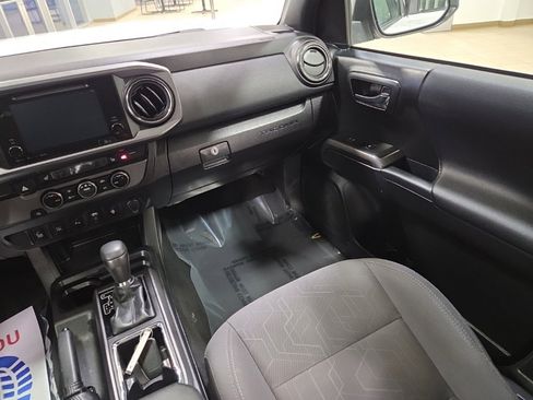 Used 2017 Toyota Tacoma TRD Off-Road w/ Premium & Technology Package image 18