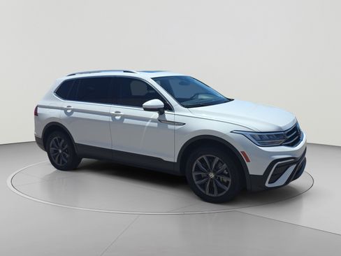 Used 2022 Volkswagen Tiguan SE w/ Panoramic Sunroof Package FWD image 7