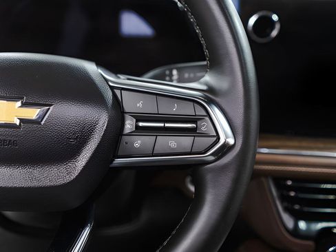 Used 2025 Chevrolet Suburban High Country image 13