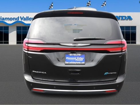 Used 2023 Chrysler Pacifica Touring-L FWD image 5