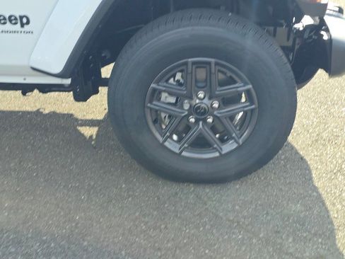 New 2025 Jeep Gladiator Sport image 2