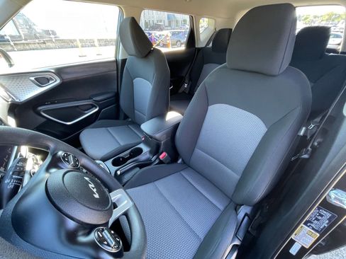 Used 2025 Kia Soul LX w/ LX Technology Package image 34