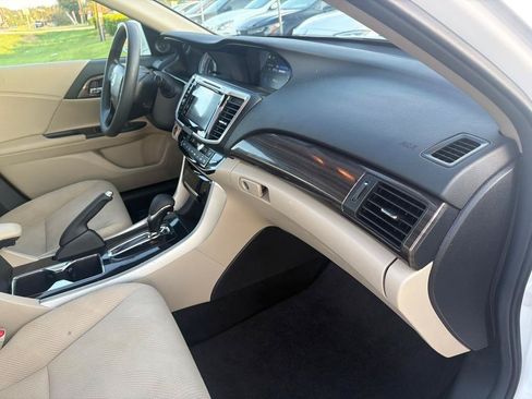 Used 2017 Honda Accord EX image 16