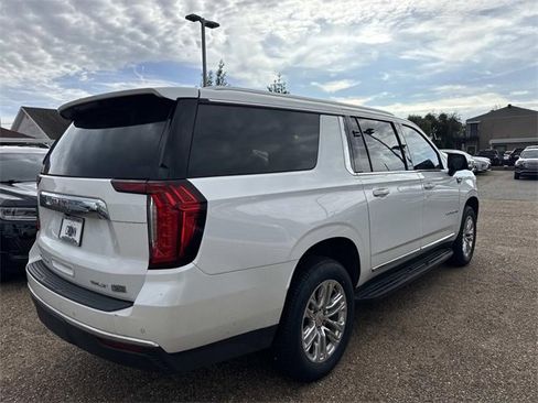 Used 2022 GMC Yukon XL SLT w/ SLT Luxury Package image 6