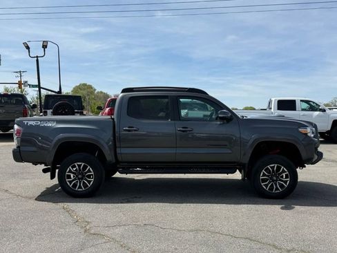 Used 2022 Toyota Tacoma TRD Sport w/ Technology Package image 5