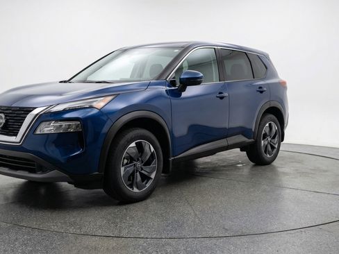 Used 2025 Nissan Rogue SV image 3