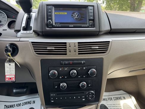 Used 2011 Volkswagen Routan SE FWD image 18