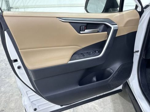 Used 2019 Toyota RAV4 XLE Premium FWD image 23