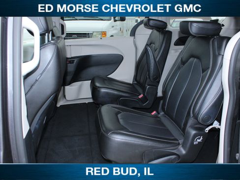 Used 2023 Chrysler Pacifica Touring-L image 18