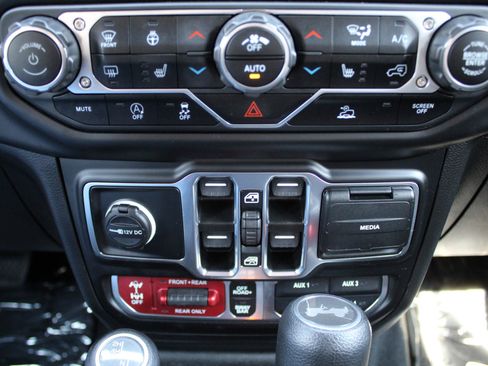 Used 2023 Jeep Wrangler Unlimited Rubicon w/ Cold Weather Group image 34