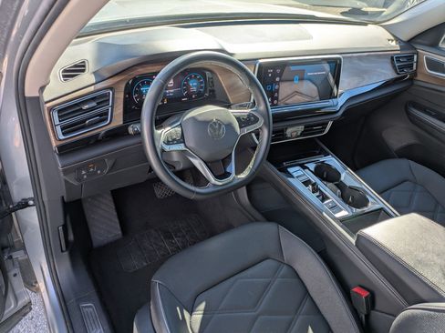 Used 2024 Volkswagen Atlas SE AWD/4WD image 16