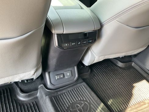 Used 2025 Toyota Highlander Limited image 17