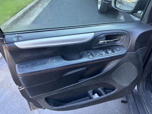 Used 2017 Dodge Grand Caravan GT image 12