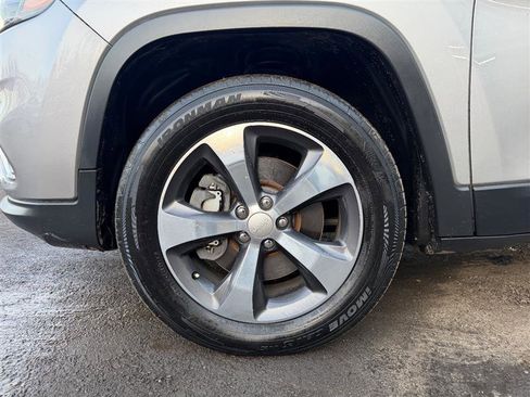Used 2019 Jeep Cherokee Limited AWD/4WD image 9