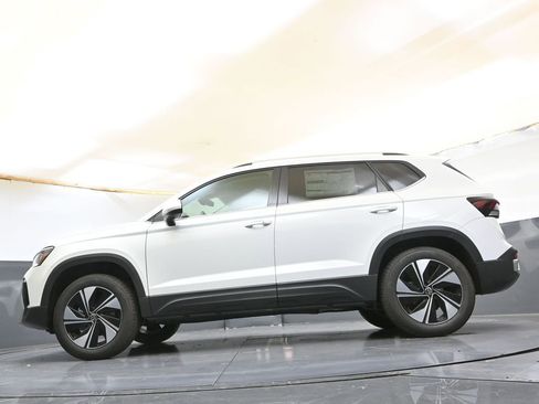 Used 2025 Volkswagen Taos SE image 29