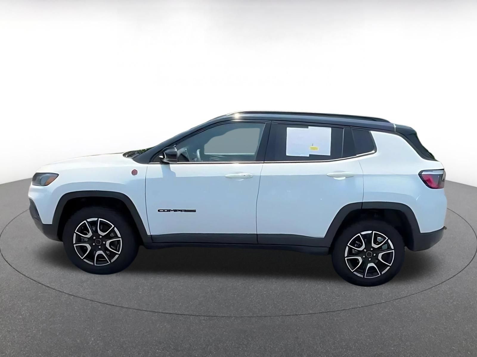 Used 2025 Jeep Compass Trailhawk AWD/4WD image 6