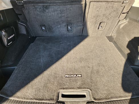 Used 2023 Nissan Rogue SV image 35