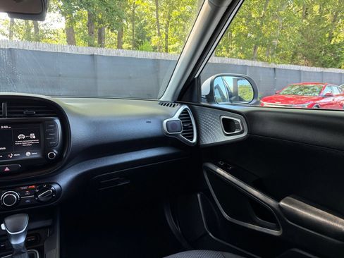 Used 2025 Kia Soul LX w/ LX Technology Package FWD image 32