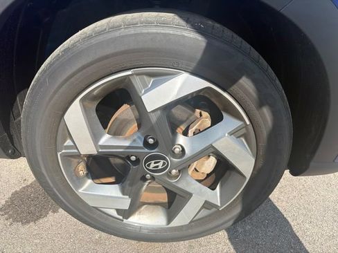 Used 2021 Hyundai Venue SEL FWD image 4