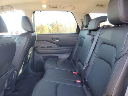 Used 2023 Nissan Pathfinder SL image 32