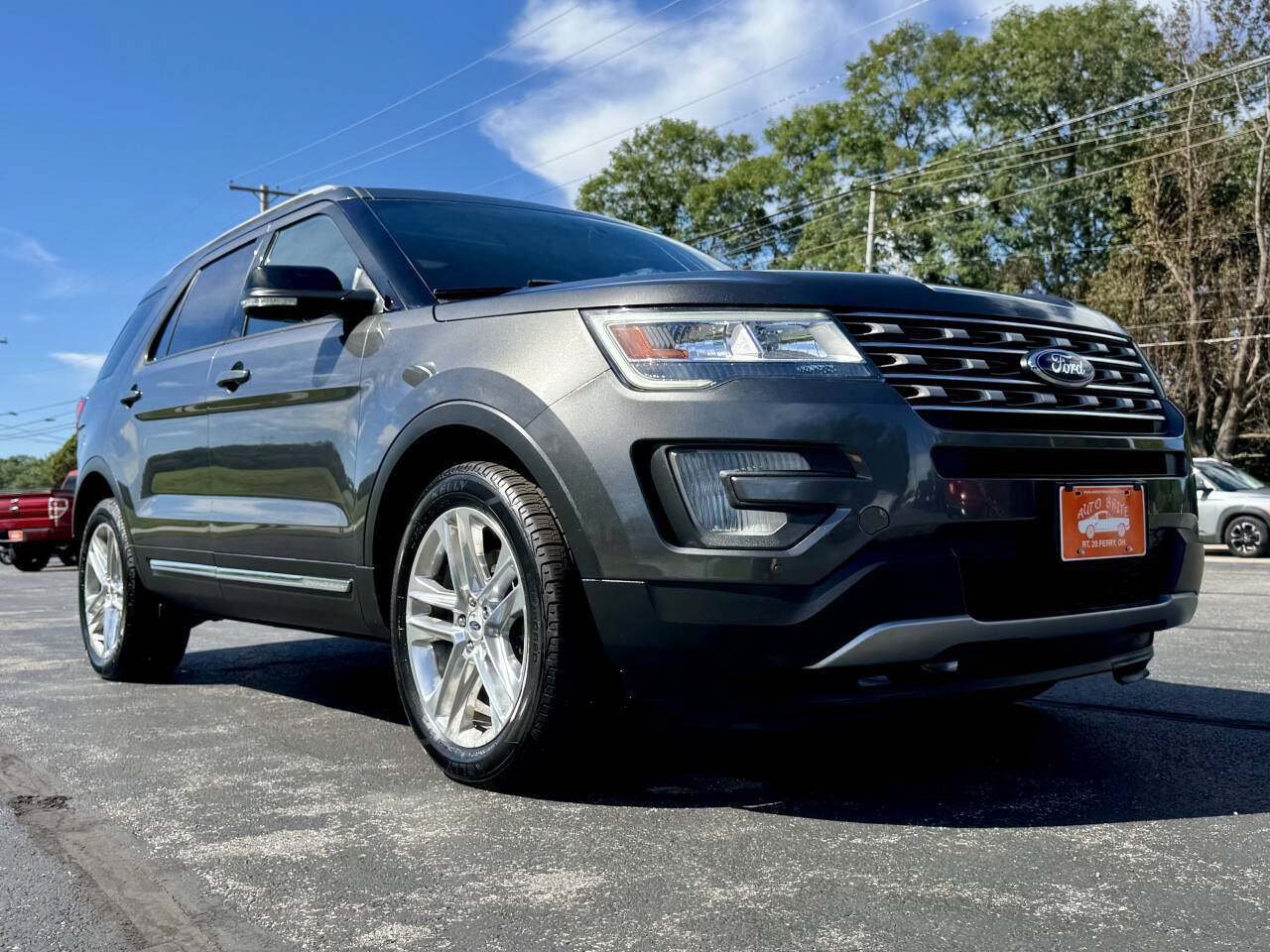 Used 2017 Ford Explorer XLT w/ Equipment Group 202A AWD/4WD image 2