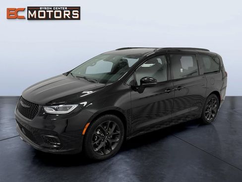 Used 2023 Chrysler Pacifica Touring-L w/ S Appearance Package FWD image 1