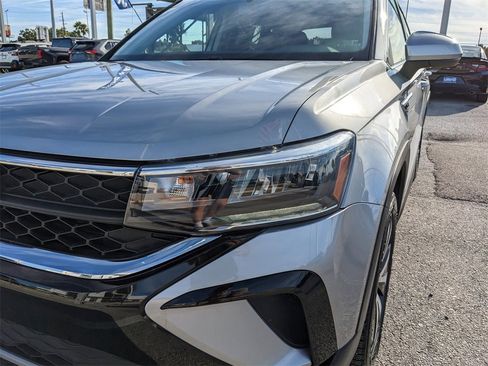 Certified 2022 Volkswagen Taos SE image 11