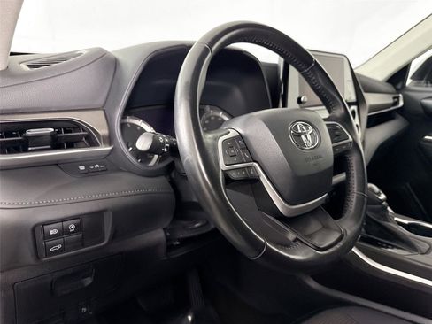 Used 2023 Toyota Highlander LE FWD image 4